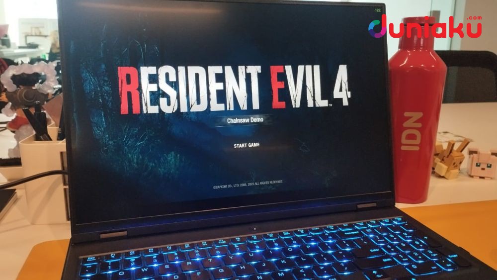 Foto Legion Pro 7i Lenovo memainkan Resident Evil 4 Chainsaw Demo, diambil oleh Fahrul Nurullah. (Duniaku.com/Fahrul Nurullah)