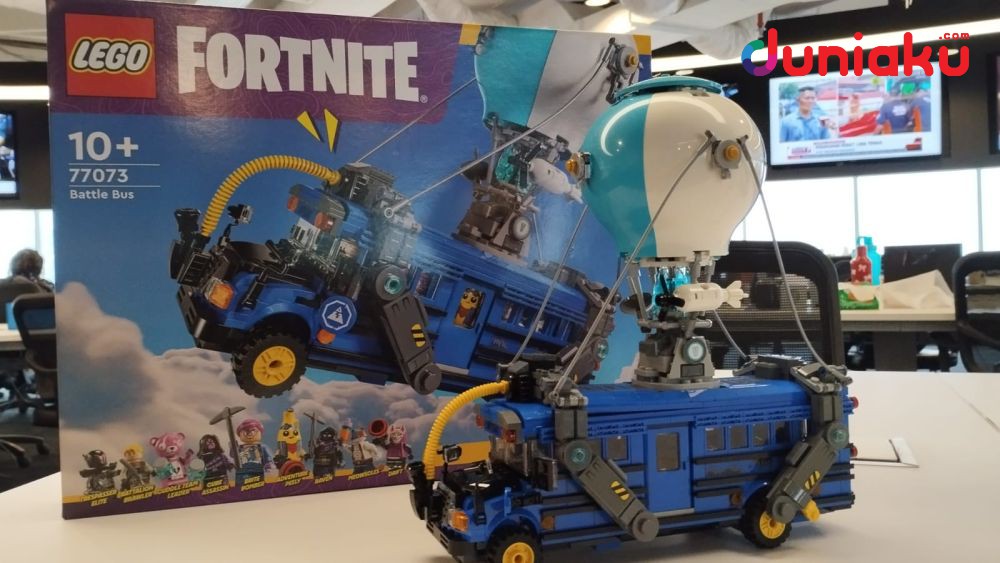 LEGO Fortnite Battle Bus 04.jpg