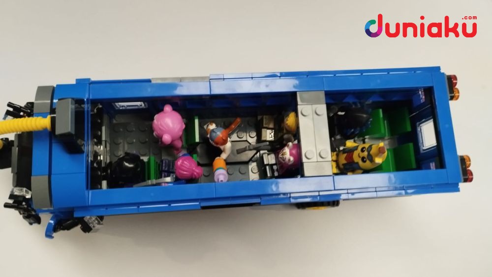 Lego fortnite battle bus 05.jpg