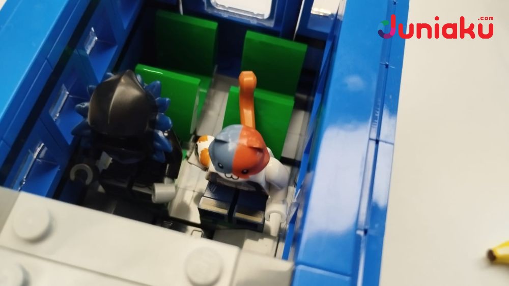 LEGO Fortnite battle bus 06.jpg