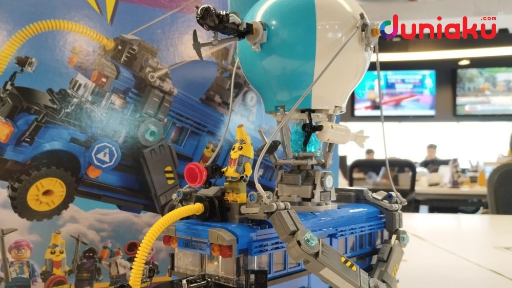 LEGO Fortnite battle bus 07.jpg