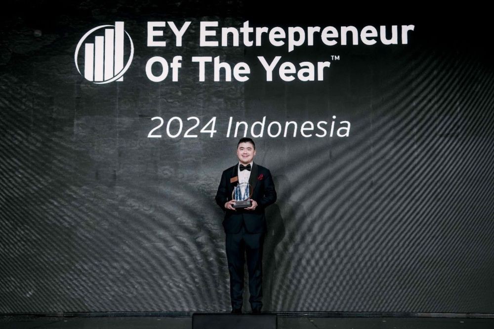 Winston Utomo, Founder & CEO IDN saat menerima penghargaan EY Entrepreneur of the Year 2024 (1).jpg