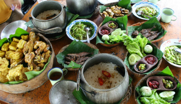 8 Rumah Makan Sunda di Bandung yang Cocok Dikunjungi Bersama Keluarga