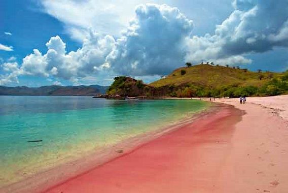 15 Pantai Paling Indah di Indonesia yang Gak Kalah Indah dari Maldives