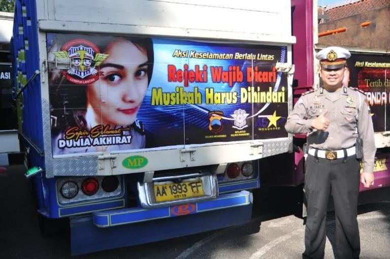 Unduh 970 Gambar Gambar Lucu Di Bak Truk Keren Gratis