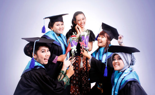 Contoh Foto Wisuda Bersama Keluarga - Simak Gambar Berikut