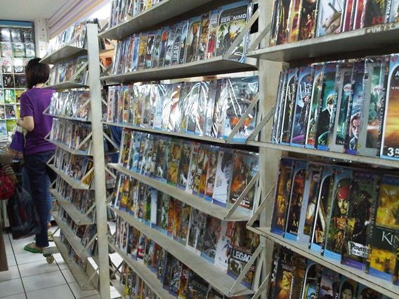 11 Tindakan yang Kamu Tahu Melanggar Hukum, Tapi Tetap Aja 