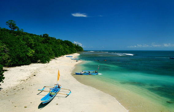 25 Pantai Tercantik di Pulau Jawa yang Bikin Kamu Lupa 