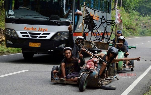 19 Kebiasaan yang Cuma Bisa Ditemui di Indonesia, Unik Banget!