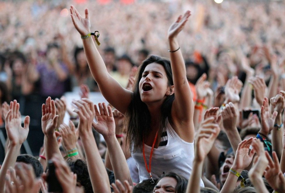 восхищение толпы. лариса рикельме болельщица. опен эйр девушки. девушка на концерте. фанатки дорогих песня.