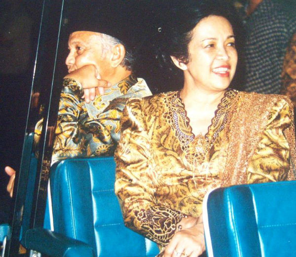 7 Pelajaran Berharga dari Kisah Cinta Habibie & Ainun