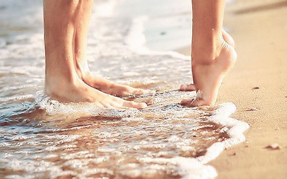 Фото ног на песке у моря