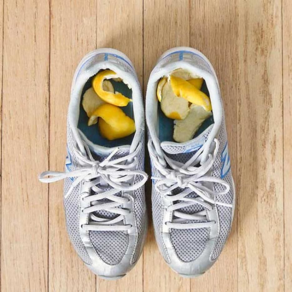 11 Cara Menghilangkan Bau dari Sepatu, Dijamin Ampuh! 