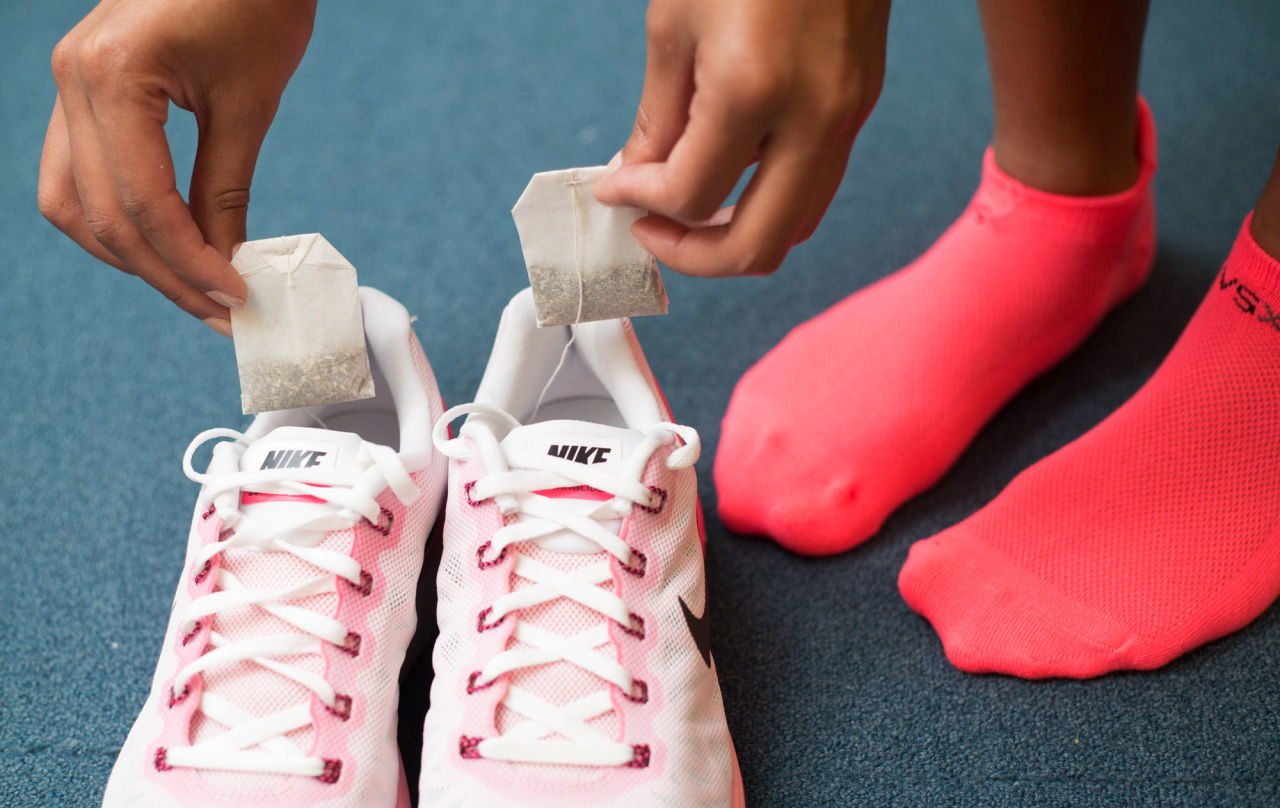 11 Cara Menghilangkan Bau dari Sepatu, Dijamin Ampuh! 
