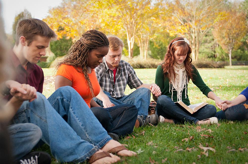 students-praying-89d215e811619fbf36b590c581a11102.jpg