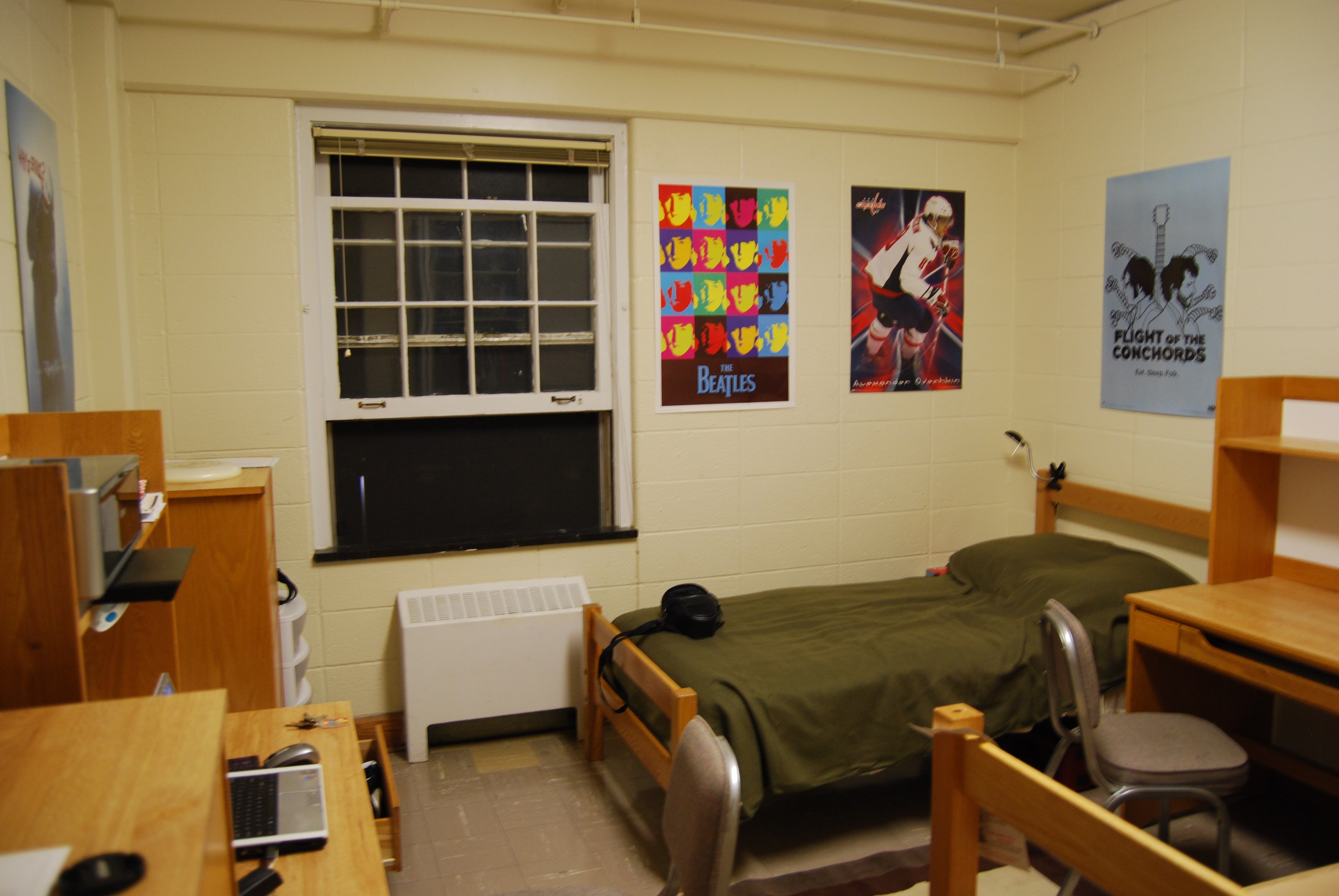 College room. Гарвардский университет общежитие. Комната в колледже. Техникум комнаты. Комнаты общежития Америки колледж.