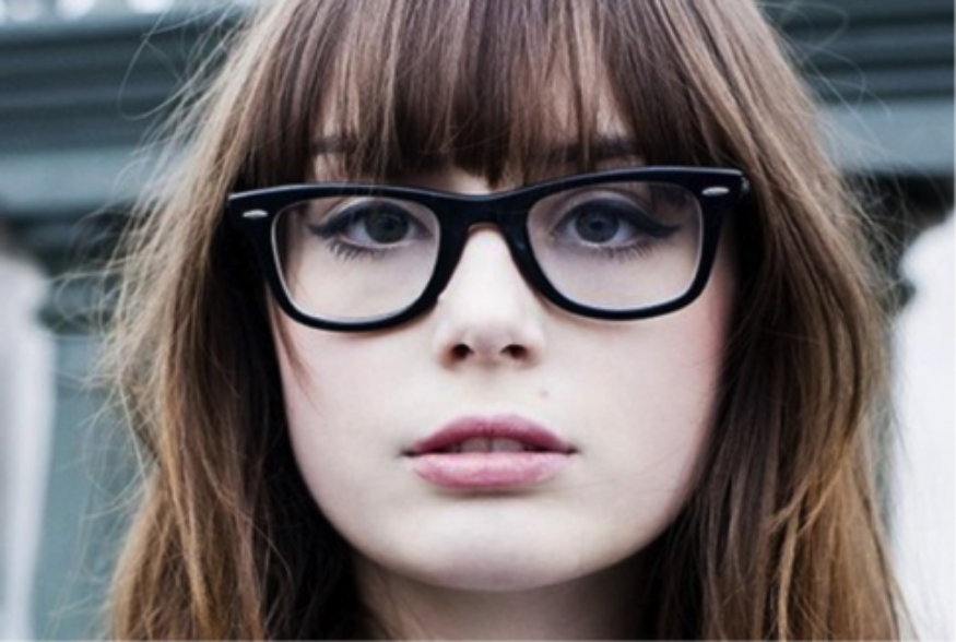 Image result for wanita menggunakan kacamata