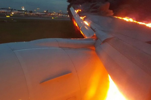 Penumpang Ini 'Menangkap' Detik-detik Pesawat Singapore Airlines yang Terbakar!