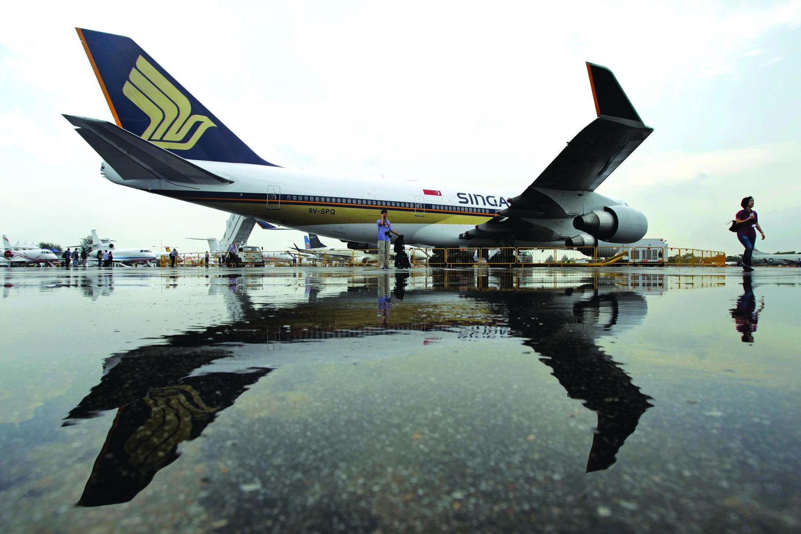 Penumpang Ini Menangkap Detik Detik Pesawat Singapore Airlines Yang Terbakar