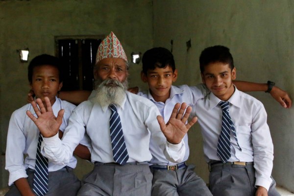 Ditinggal Mati Istrinya, Kakek 68 Tahun Ini Kembali ke Bangku Sekolah untuk Belajar!