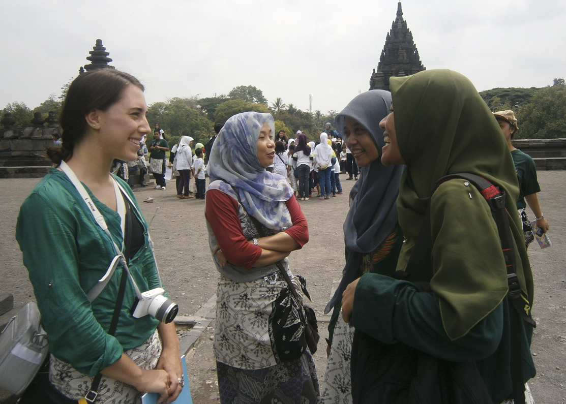 8 Alasan Kenapa Orang Indonesia Selalu Terlihat Ramah di Mata Orang Bule