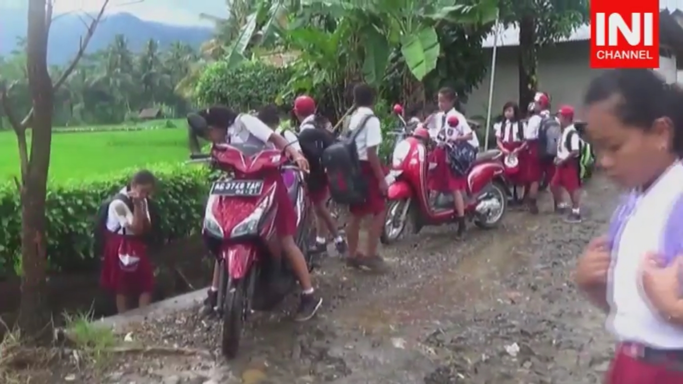 Siswa SD Di Trenggalek Dibiarkan Kendarai Sepeda Motor Ke Sekolah