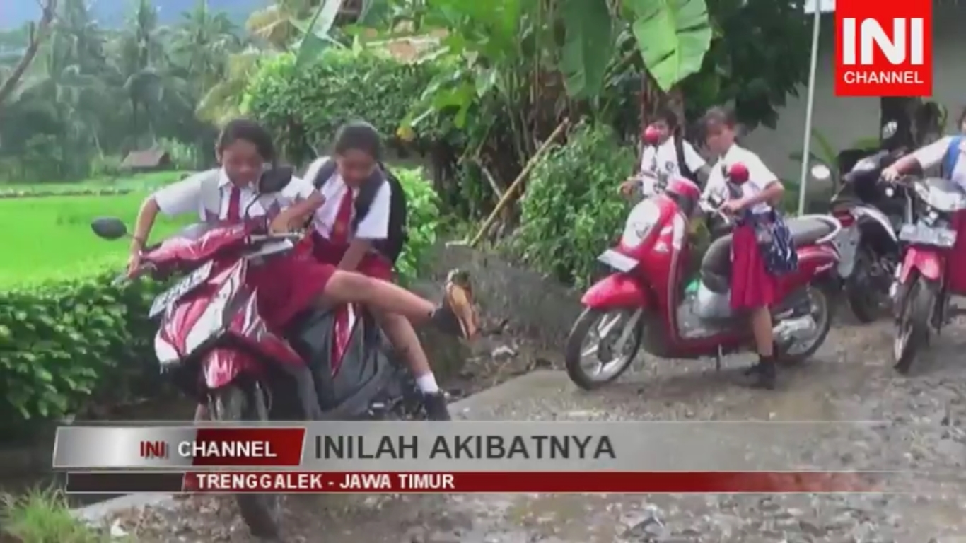 Siswa SD Di Trenggalek Dibiarkan Kendarai Sepeda Motor Ke Sekolah