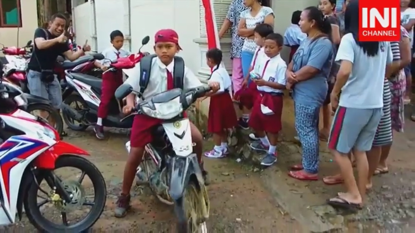 Siswa SD Di Trenggalek Dibiarkan Kendarai Sepeda Motor Ke Sekolah