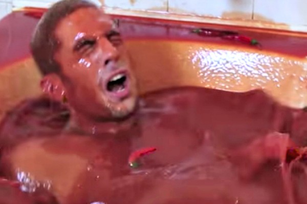 Pria Ini "Sok" Berendam di 1250 Botol Sambal dan Langsung Menyesali Keputusannya