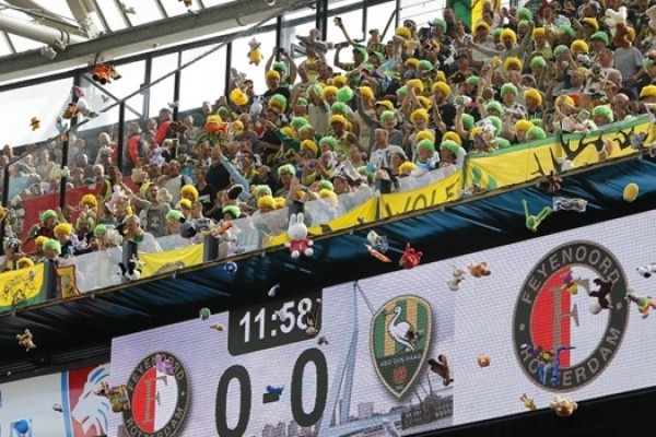 Hujan Boneka di Rotterdam Tunjukkan Tingginya Solidaritas dalam Sepak Bola!