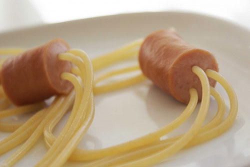 food-mashups-spaghetti-hotdogs-35f149878574029ced19464f175572f9.jpg