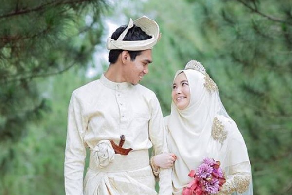 Foto Pasangan Romantis Islami Dari Belakang