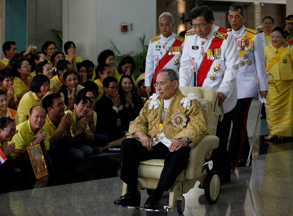 4-antarafoto-king-bhumibol-thailand-131016-fbf8557f2e856dfac0f6fea3f04f989f.jpg