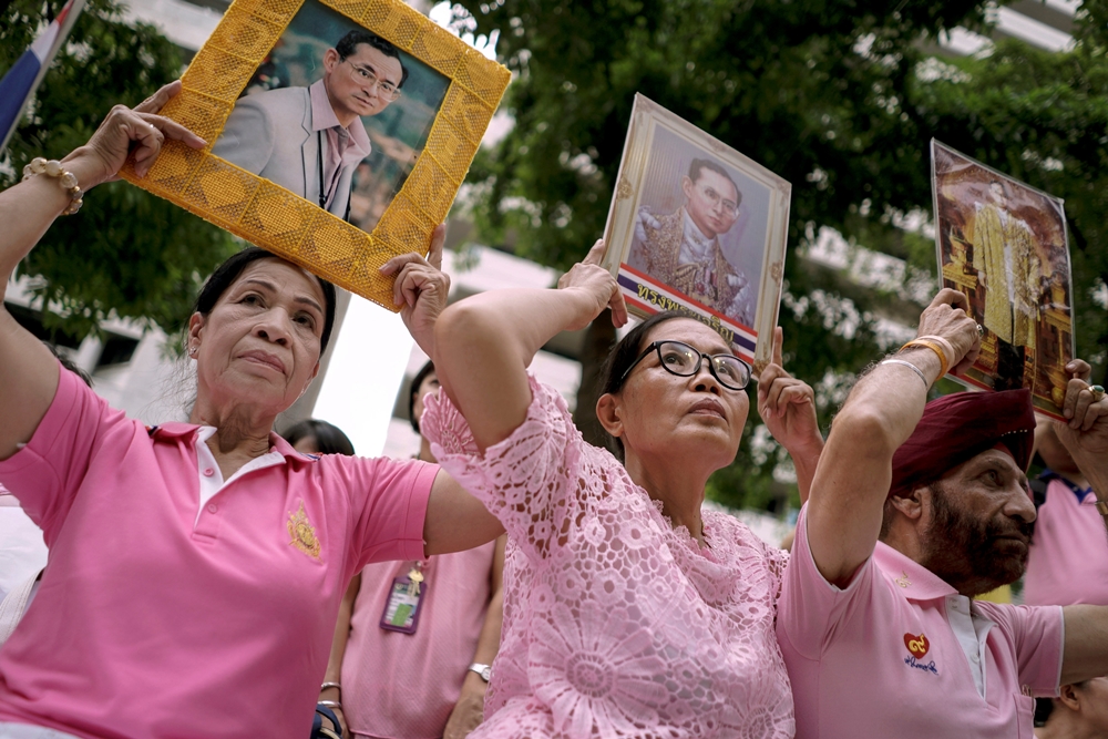 6-thailand-king-wellwishers-12102016-b7bb36681c40294375e2fdde5928a443.JPG