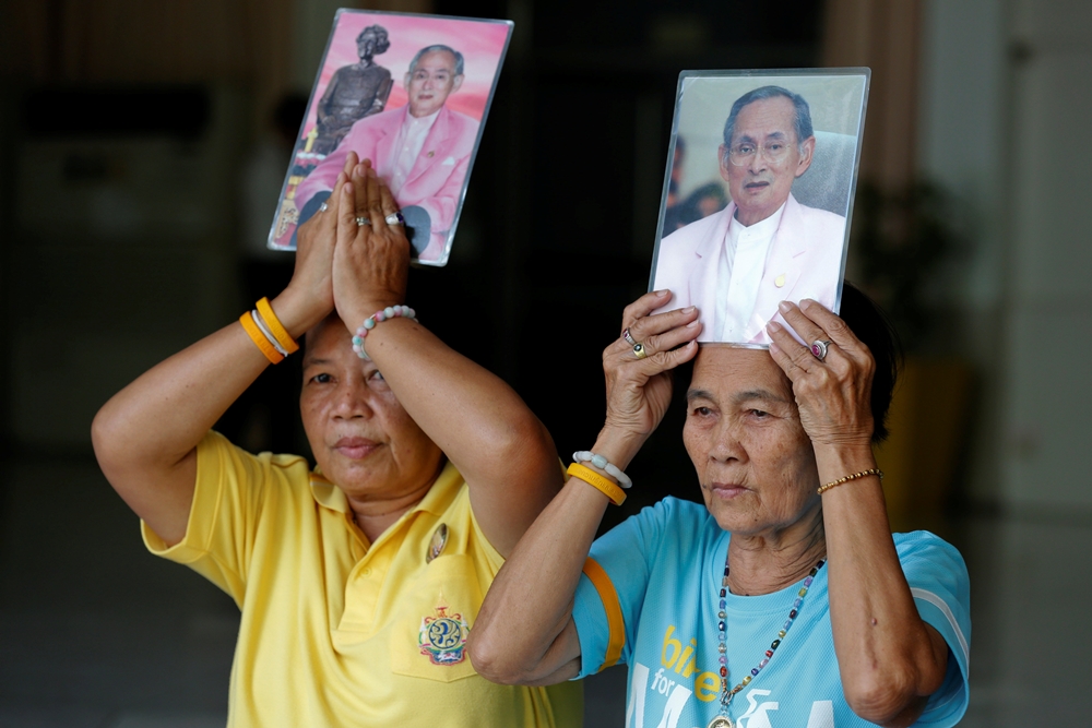 7-king-well-wishers-thailand-101016-a65763b57aff81a838b8216b84ea4952.JPG