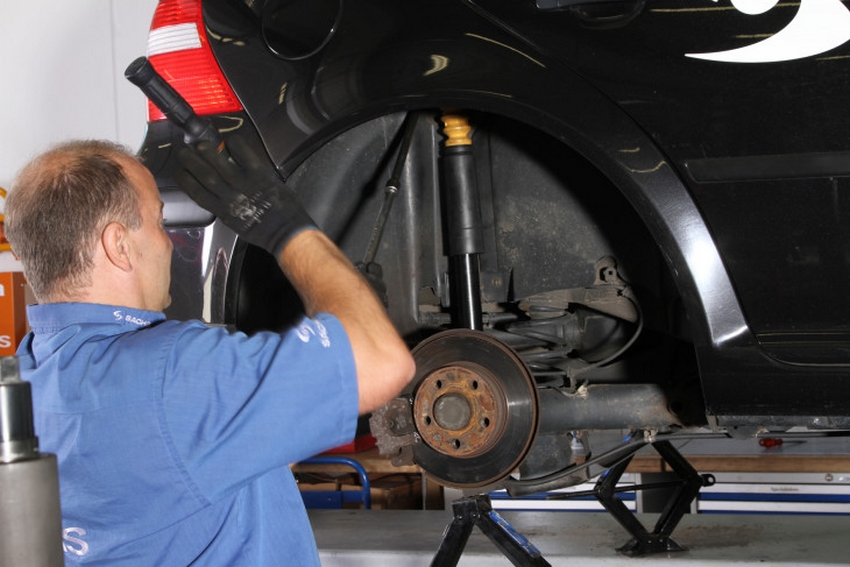 Fungsi dan Kapan Harus Mengganti Shockbreaker Mobil