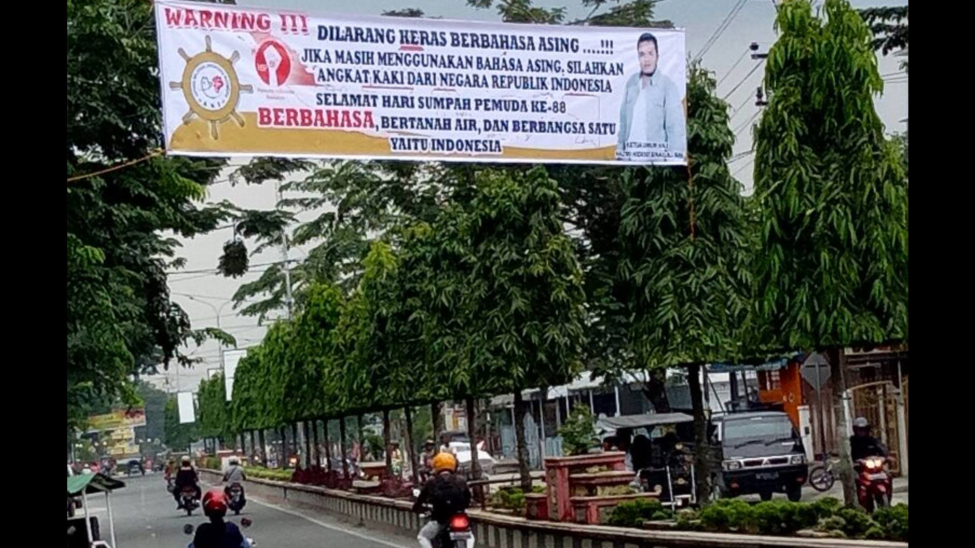 Viral Spanduk Dilarang Pakai Bahasa Asing Terpasang Di Tanjung