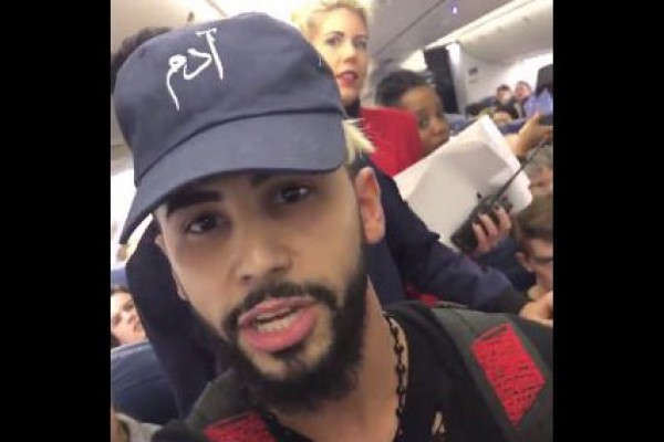 Menelepon Ibunya dengan Bahasa Arab, YouTuber ini Diusir dari Pesawat