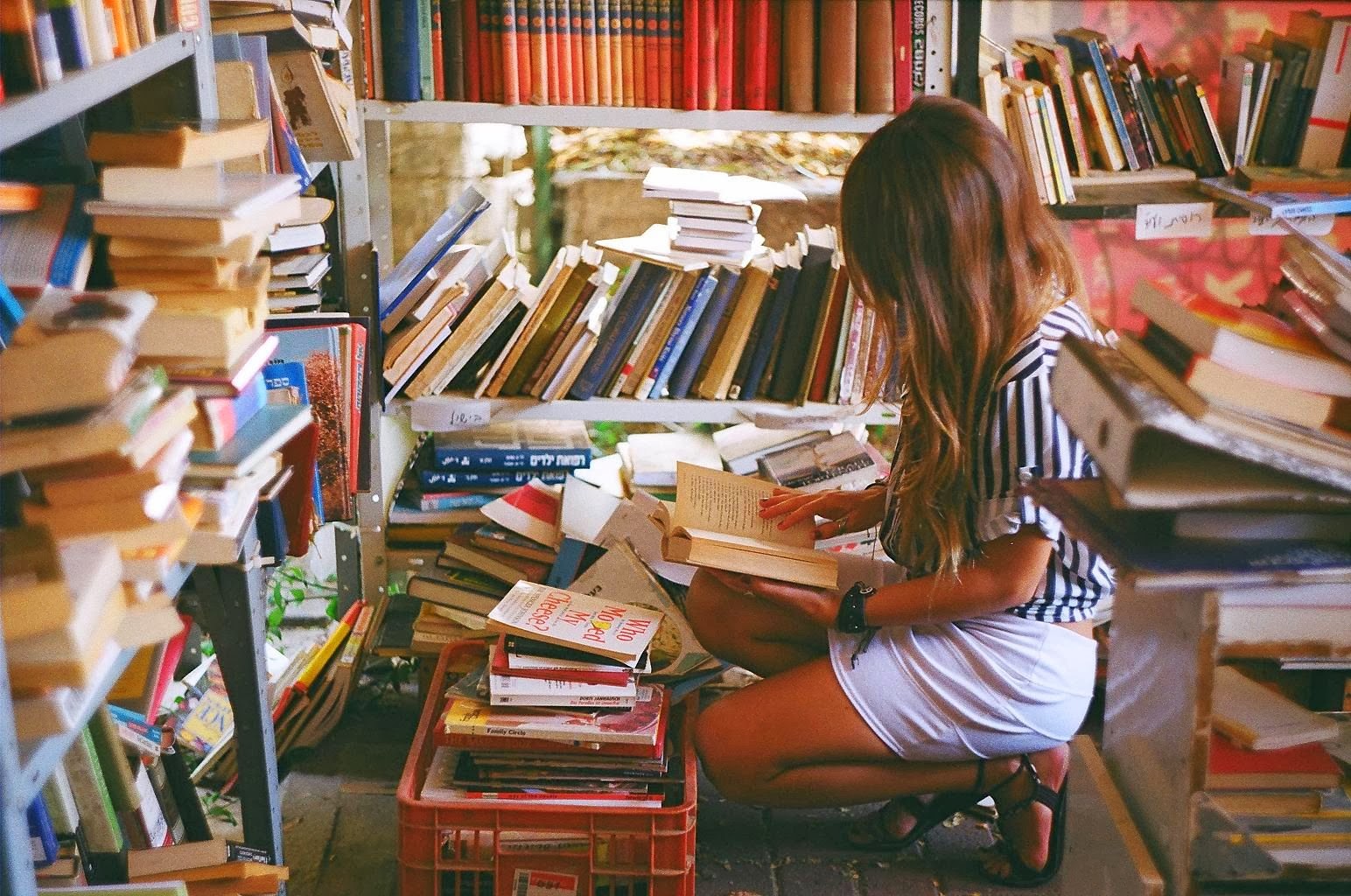 Девушка в библиотеке со спины
