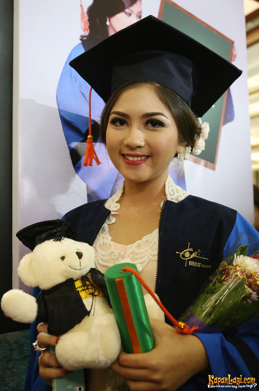 15 Potret Artis Saat Wisuda, Bikin Kamu Semangat Selesaikan Skripsi