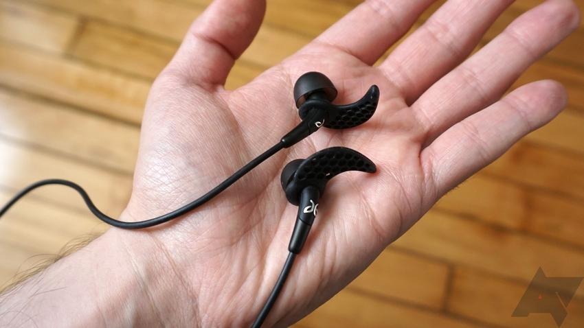 8 Earphone Terbaik Buat Kamu Pakai Saat Lari dan Olahraga