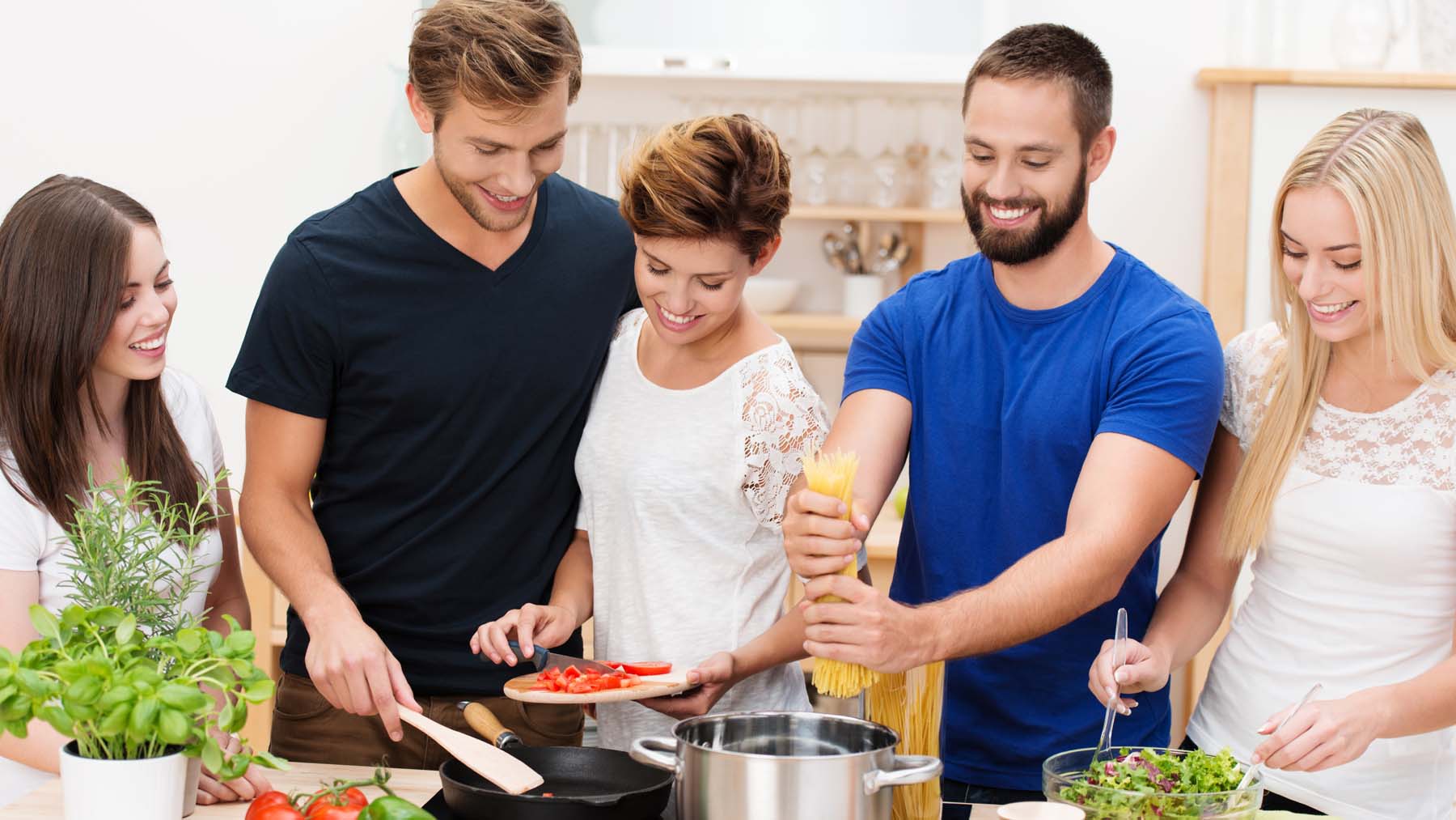 He is cooking. Друзья готовят. Друзья готовят вместе. Совместная готовка с друзьями. Ужин вместе фото.