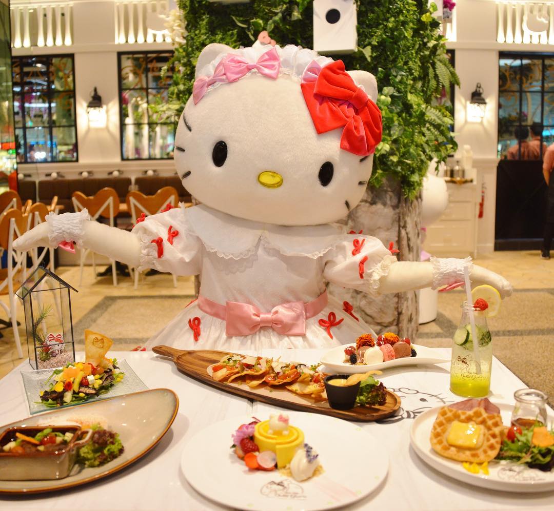 Hello kitty cafe. Остров мечты кафе hello Kitty. Кафе Хелло Китти. Хэллоу Китти кафе Москва. Остров мечты Москва кафе Хеллоу Китти.