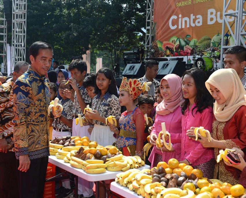 8 Corak Kemeja  Batik  ala Jokowi  yang Bikin Penampilan 