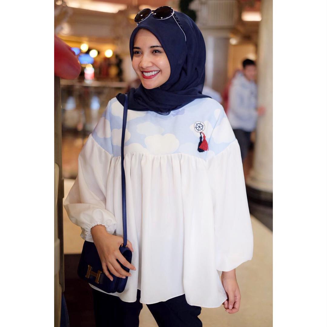 10 Gaya Hijab Ala Artis Cantik Indonesia, Bisa Jadi 