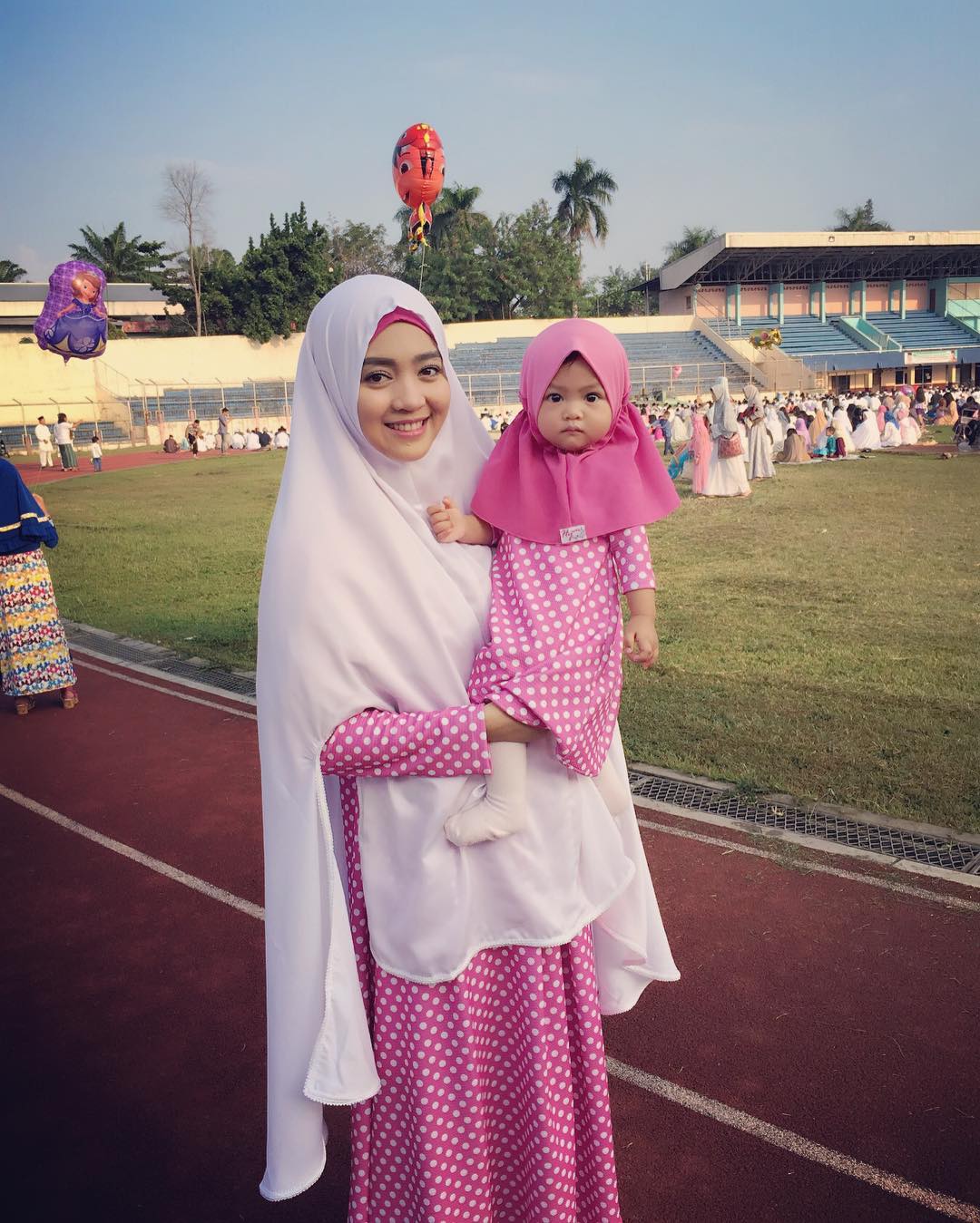 10 Gaya Hijab Ala Artis Cantik Indonesia Bisa Jadi 