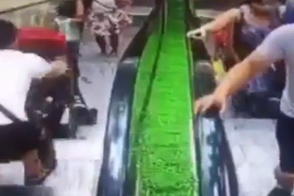 Video Bayi Terguling di Eskalator Ini Beri Pelajaran Penting Buat Para Orang Tua