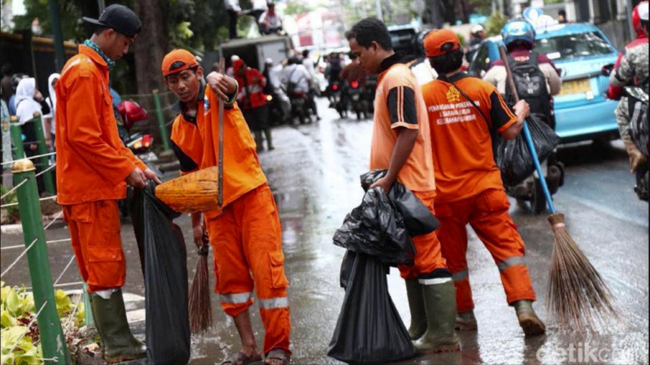 VIRAL: Demi Mengambil Sampah, Pasukan Orange Rela Menyelam Di Selokan