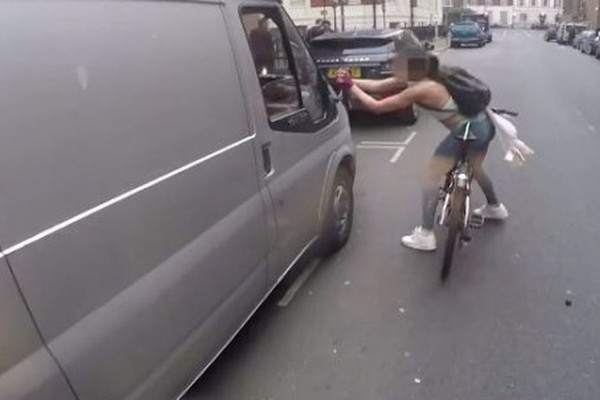 Tak Terima dengan Catcalling, Wanita Ini Rusak Spion Sang Pengemudi
