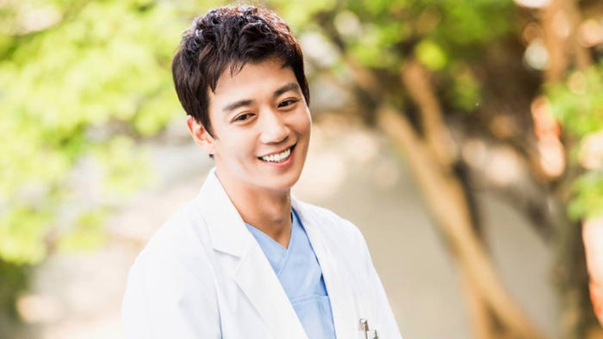 10 Dokter Ganteng di Drama Korea yang Bikin Pengin Berobat